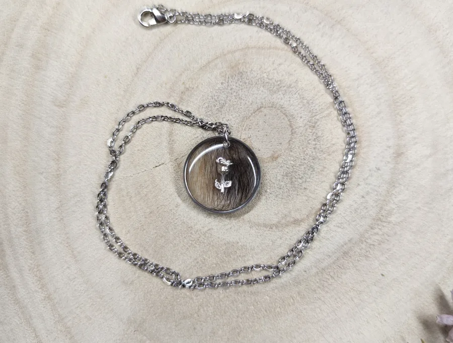 Collier souvenir, pendentif rond en résine sur chaîne en acier inoxydable