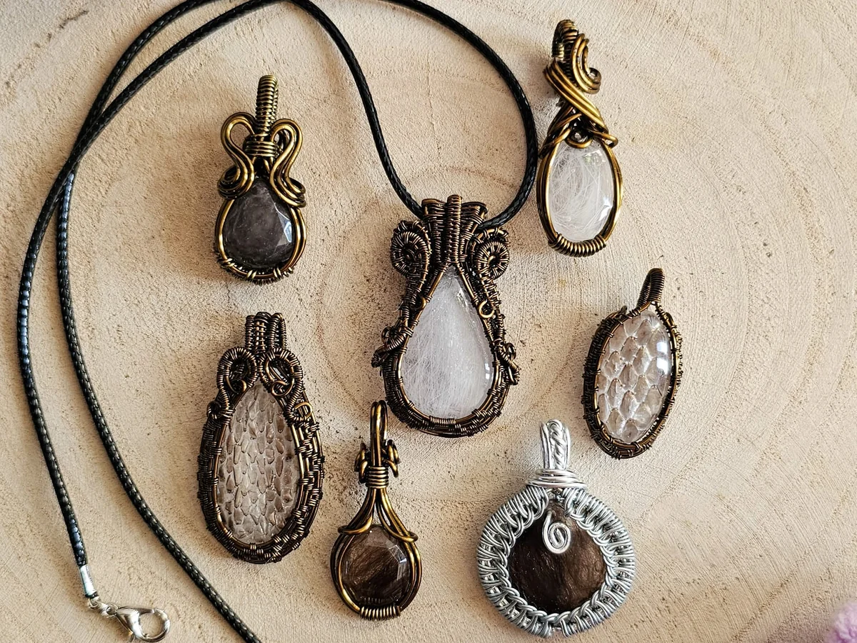 Pendentifs souvenirs, mèches de poils et de crins prises dans la résine, serties au fil tressé